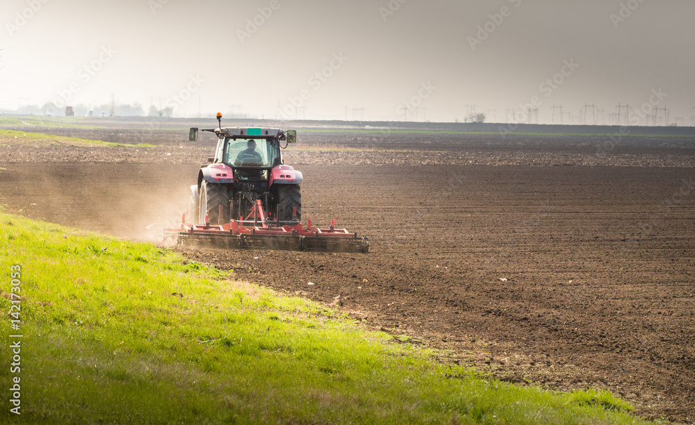 Obraz premium Tractor preparing land for sowing