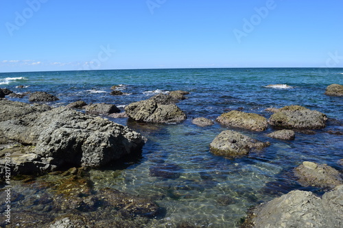 庄内海岸 ／ 奇岩怪石の磯が続く、山形県庄内海岸の岩場風景です。 © FRANK