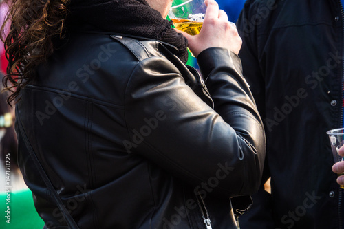 ビールを飲む女性