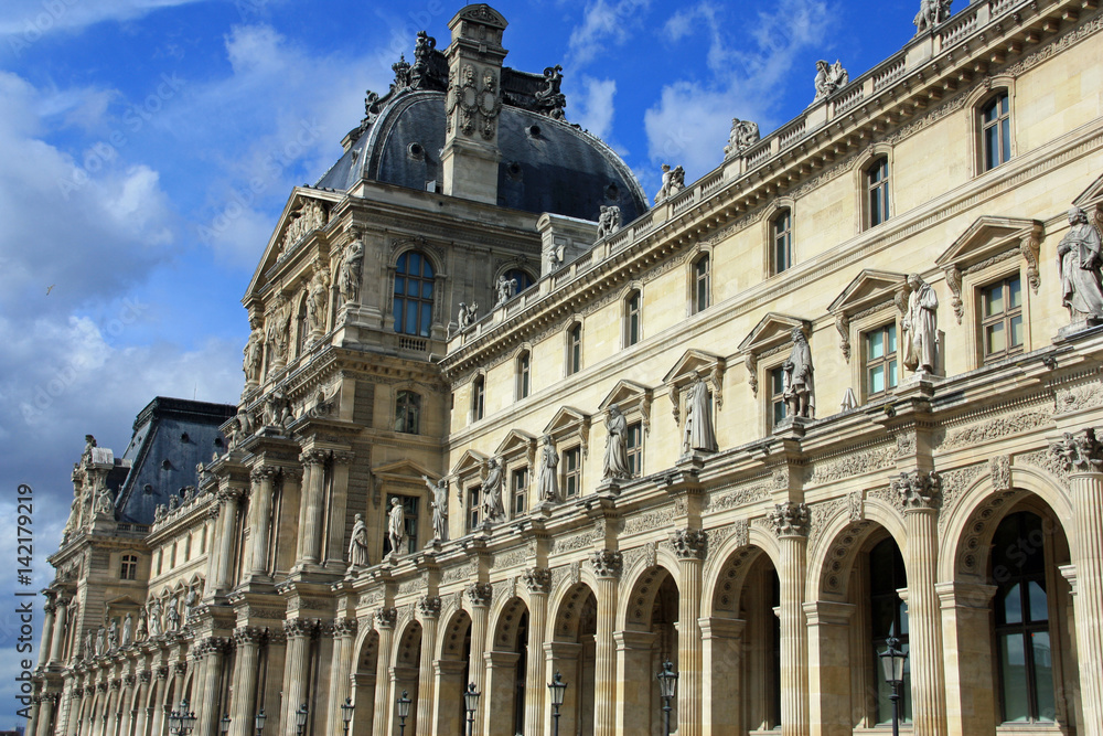 Palais du Louvre côté cour Napoléon à Paris, France