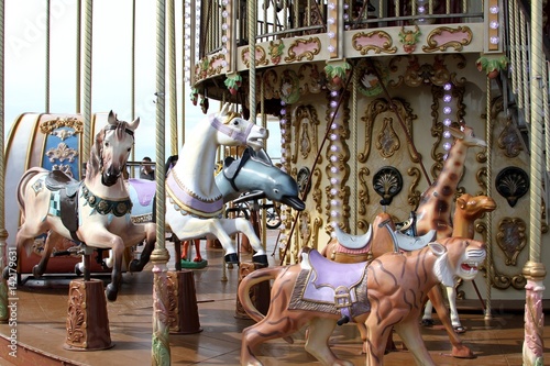 carrousel,ancien manège de petits chevaux © papinou