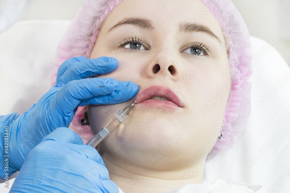 The process of cosmetic surgery of water injection in the area of the