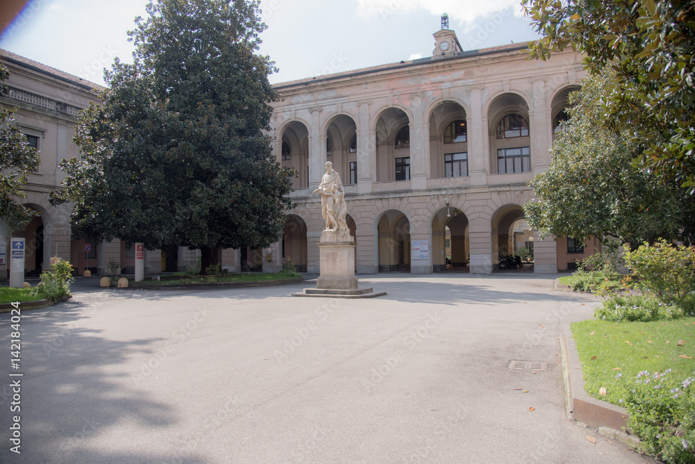 Fototapeta premium Milano Ospedale Fatebenefratelli il cortile interno 
