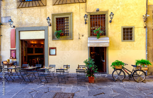 Wąska ulica we Florencji, Toskania. Włochy