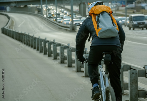 Велосипедист в городе