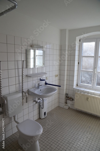 Badezimmer mit Toilette und Waschbecken