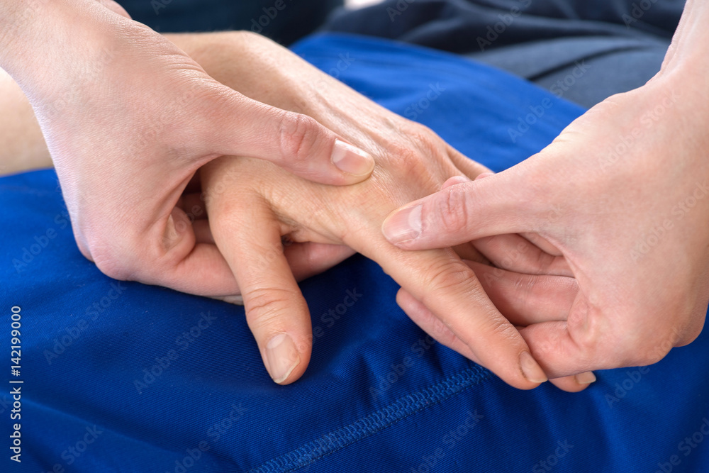 manuelle Thearapie in der Physiotherapie Praxis Mobilisation des Zeigefinger Grundgelenks manuelle Thearapie in der Physiotherapie Praxis Mobilisation des Zeigefinger Grundgelenks