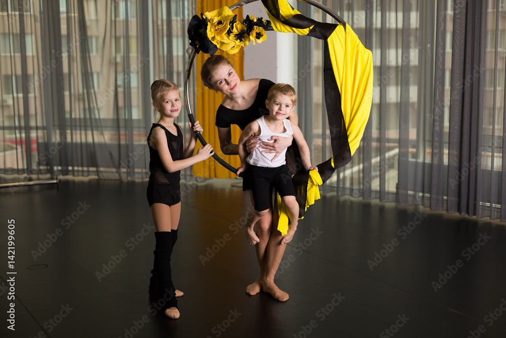 Obraz premium Little dancer in an acrobatic ring