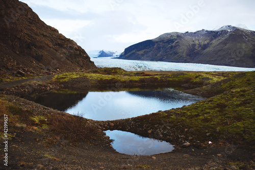 Fototapeta Naklejka Na Ścianę i Meble -  Lakes Between Iceland Mountains
