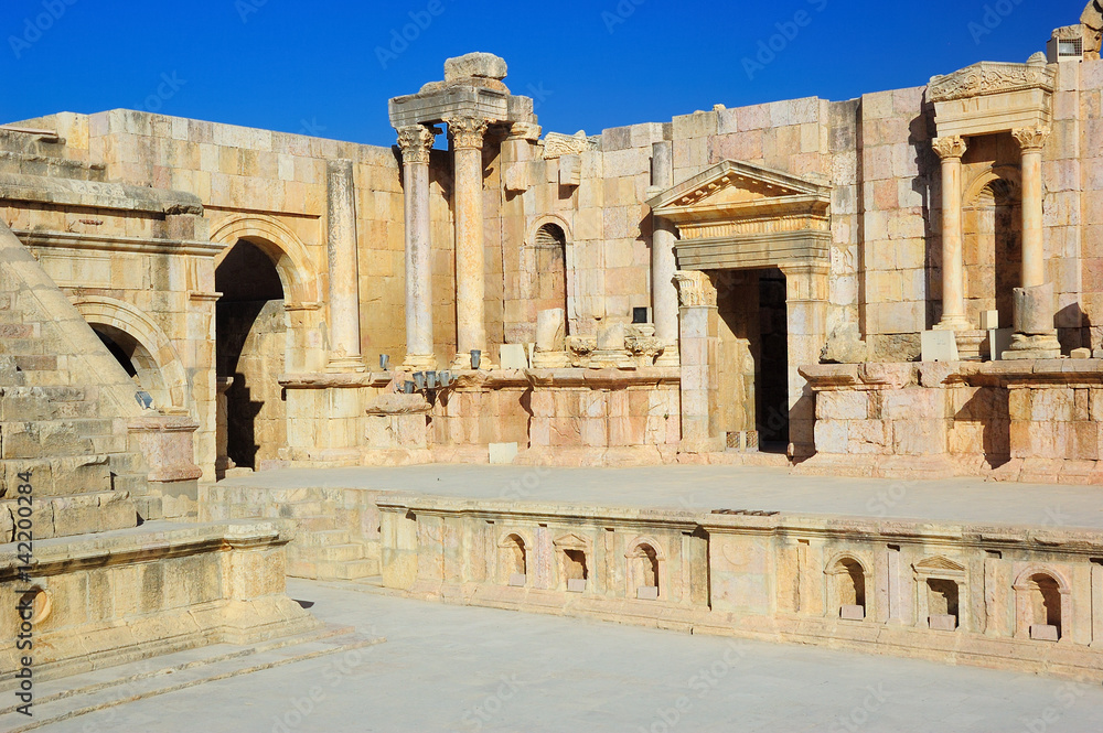 Fototapeta premium Jerash - ruins of the Roman city in Jordan