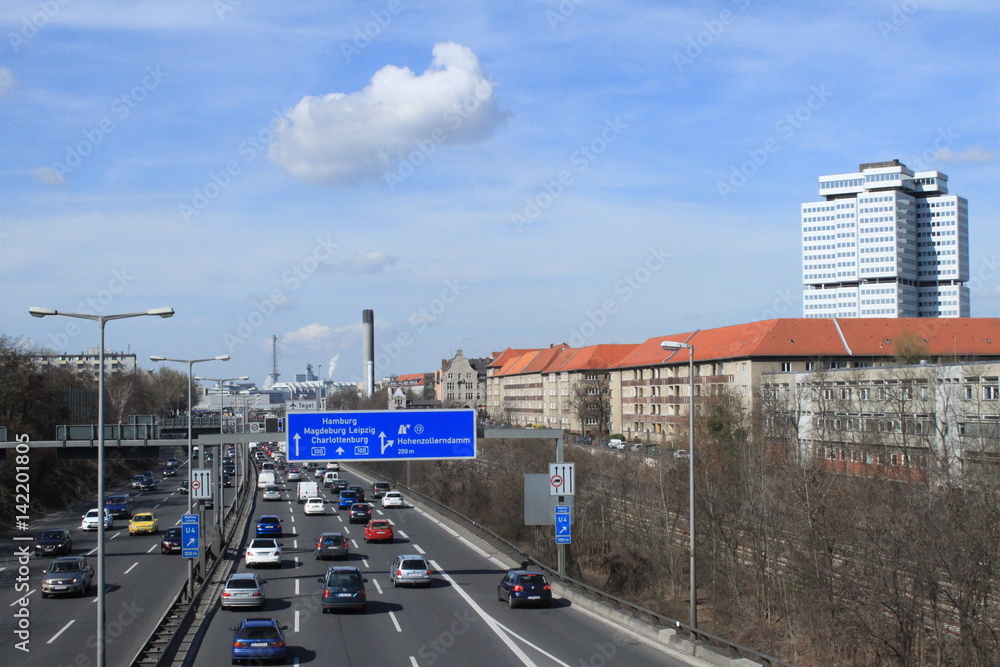 Berliner Stadtautobahn A100 / Blick vom Hohen Bogen in Wilmersdorf in Fahrtrichtung Norden