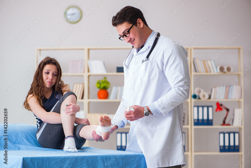 Fototapeta premium Traumatologist is taking care of the patient