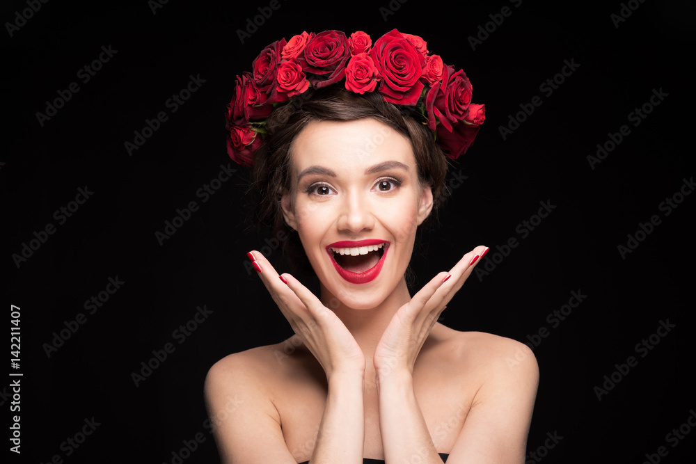 Naklejka premium woman with roses wreath on head