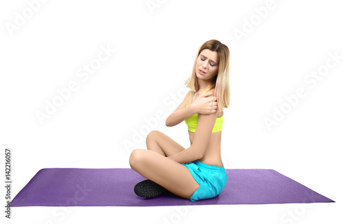 Young sporty woman sufferin...