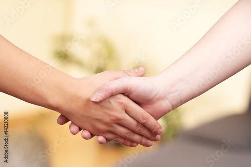 Handschlag zwischen zwei Personen