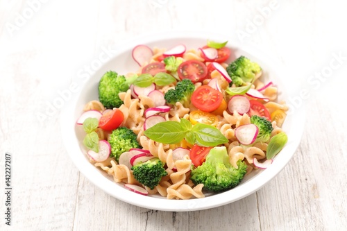 pasta salad with tomato and broccoli
