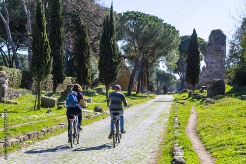ciclisti lungo l'Appia Antica