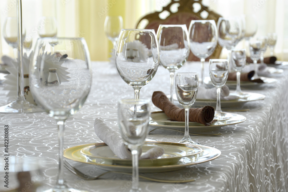 Clean dishes, glasses and plates on the table in the restaurant. Clean dishes, glasses and plates on the table in the restaurant.