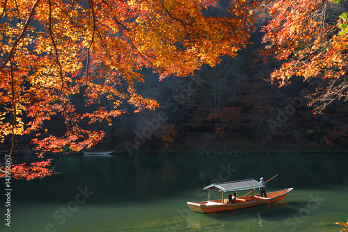 晩秋の嵐山 屋形船と紅葉