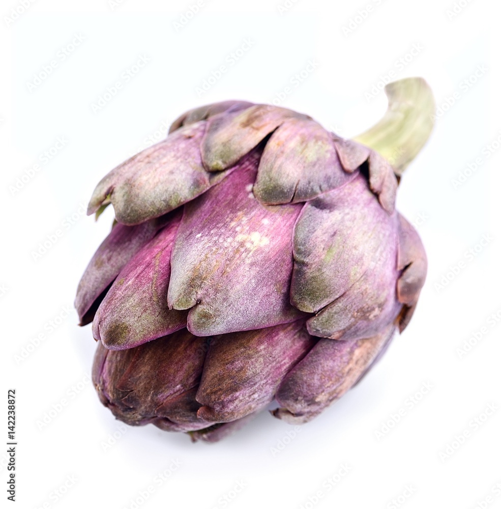 Obraz premium Fresh artichokes isolated .