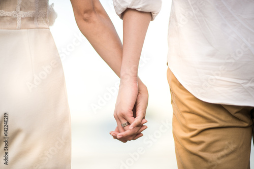 Obraz na plátně Couple holding hands