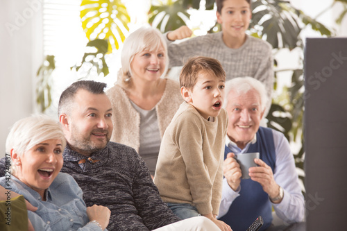 Family in front of tv © Photographee.eu