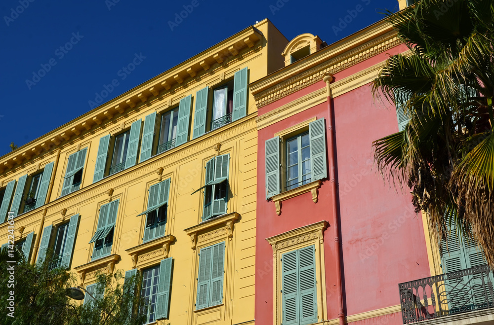 Nice façades colorées, place Massena et promenade du Paillon