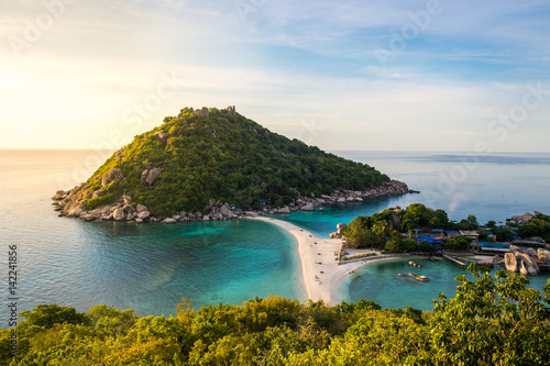 Ko Nang Yuan is a small island very close to Ko Tao. It is famous for its diving spots and its great snorkeling beach. photo