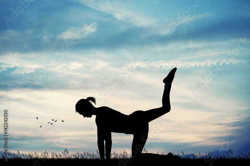 Fototapeta Naklejka Na Ścianę i Meble -  yoga pose at sunset