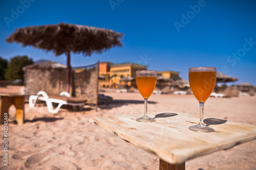 Wakacje w Egipcie. Drinki na plaży przy ekskluzywnym hotelu. photo