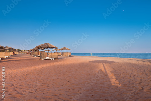 Wakacje w Egipcie. Plaża na wybrzeżu morza czerwonego przy ekskluzywnym hotelu. 