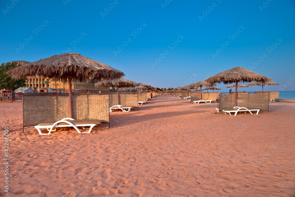 Wakacje w Egipcie. Plaża na wybrzeżu morza czerwonego przy ekskluzywnym hotelu.
 - obrazy, fototapety, plakaty 