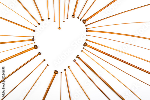 Tableau sur toile Heart symbol made of wooden knitting needles on white background.