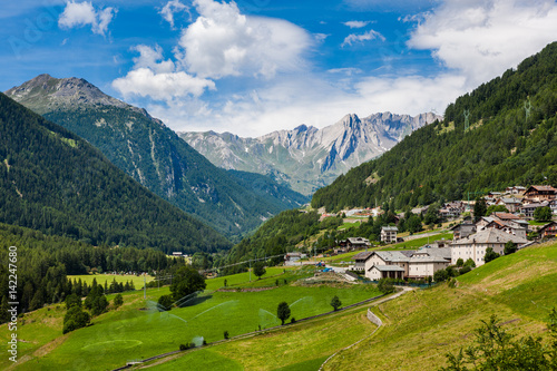 Billede på lærred A beautiful summer day in the Swiss Alps