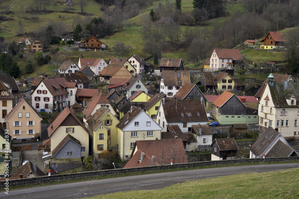 Plongée sur Soultzeren (68140) du territoire de la Collectivité européenne d'Alsace,  département du Haut-Rhin en région Grand-Est, France	