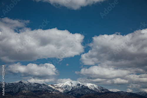 春の晴れた山 © Kouta
