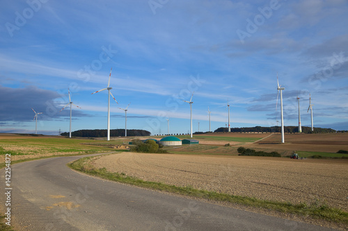 Biogas und Windmühlen in der Eifel © rainbow33