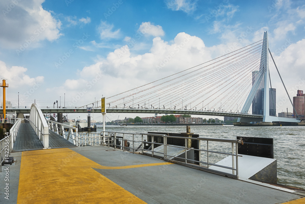 Obraz premium The Erasmus bridge in Rotterdam
