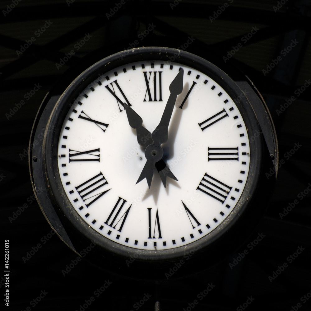 Alte Uhr zeigt 11 Uhr Stock Photo Adobe Stock