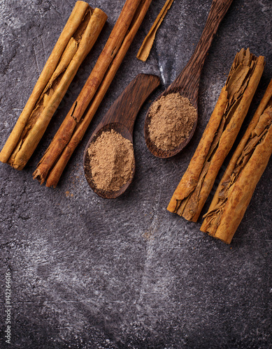 Ceylon cinnamon sticks and powder