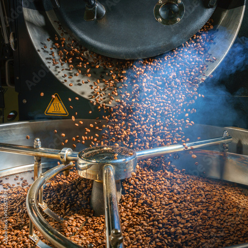 Obraz na plátne Mixing roasted coffee