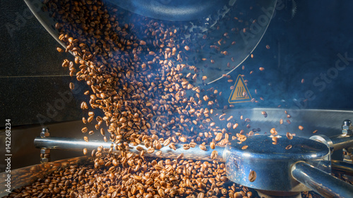 Photos Mixing roasted coffee