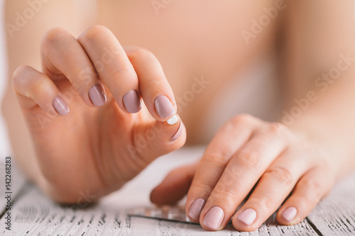 Foto woman holding contraceptive solutions