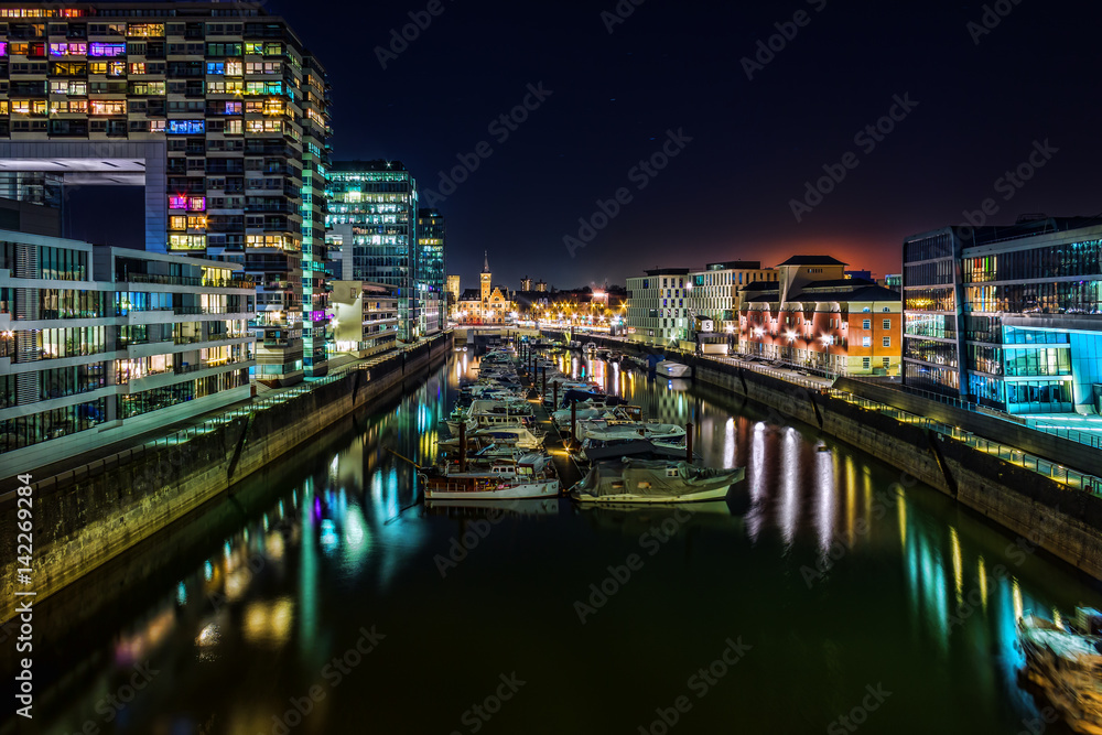 Rheinauhafen bei Nacht