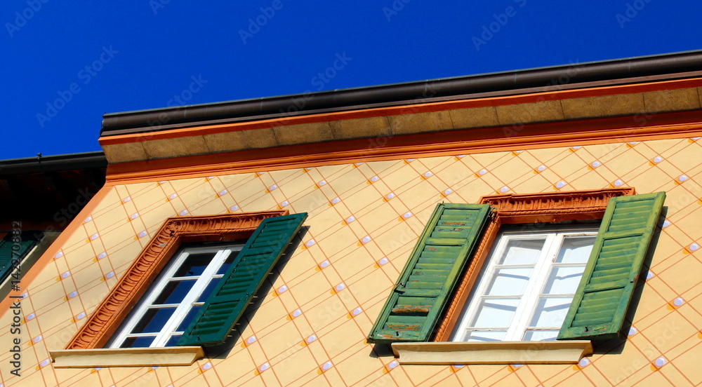 Obraz premium Louver windows and painted texture wall