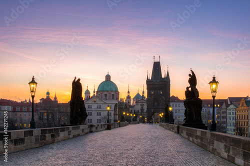 Fotografia Charles Bridge (Karluv Most) and Old Town Tower, the most beautiful bridge in Czechia