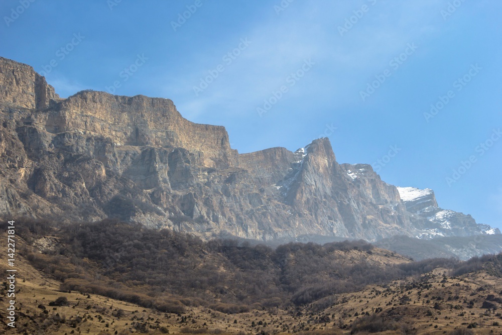 Горный пейзаж, красивый вид на высокие скалы, солнечная погода, яркие цвета. Природа Северного Кавказа