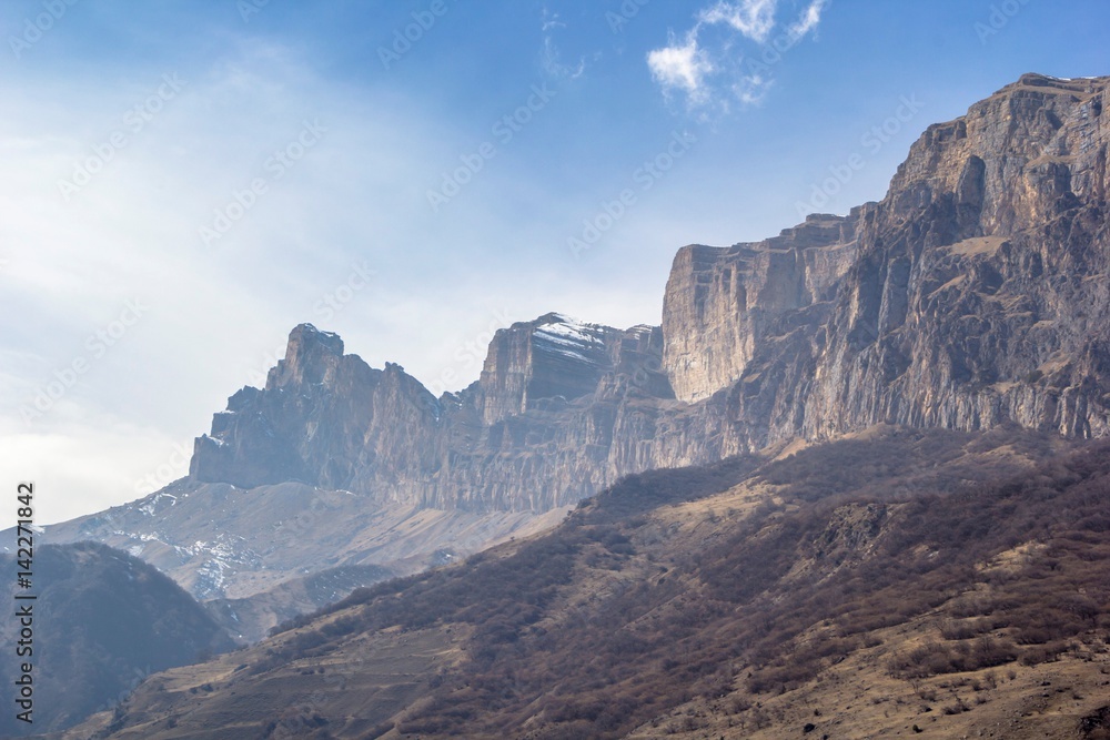 Горный пейзаж, красивый вид на высокие скалы, солнечная погода, яркие цвета. Природа Северного Кавказа