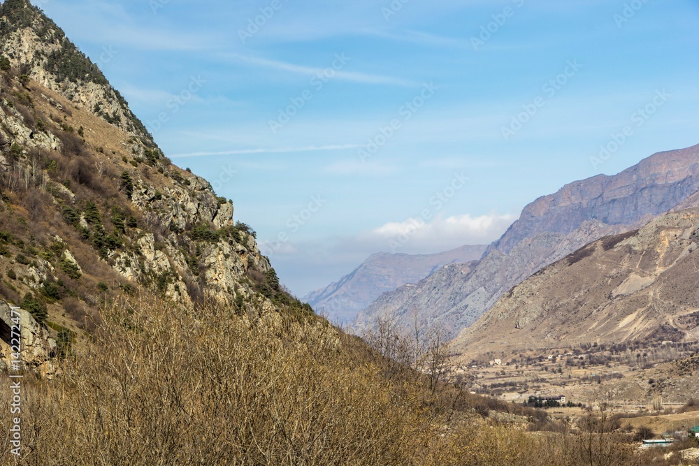 Горный пейзаж, красивый вид на горное ущелье, высокие склоны. Горы и природа Северного Кавказа