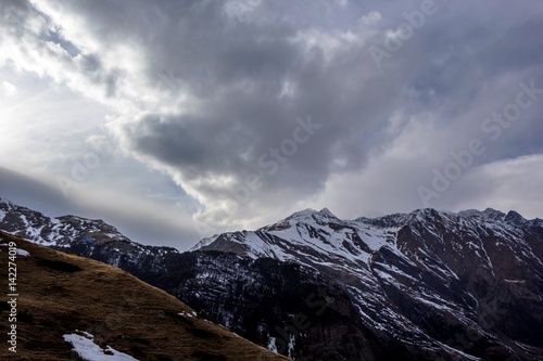 Облачное небо над горным ущельем, красивые, белые облака, дикая природа Северного Кавказа © Ivan_Gatsenko